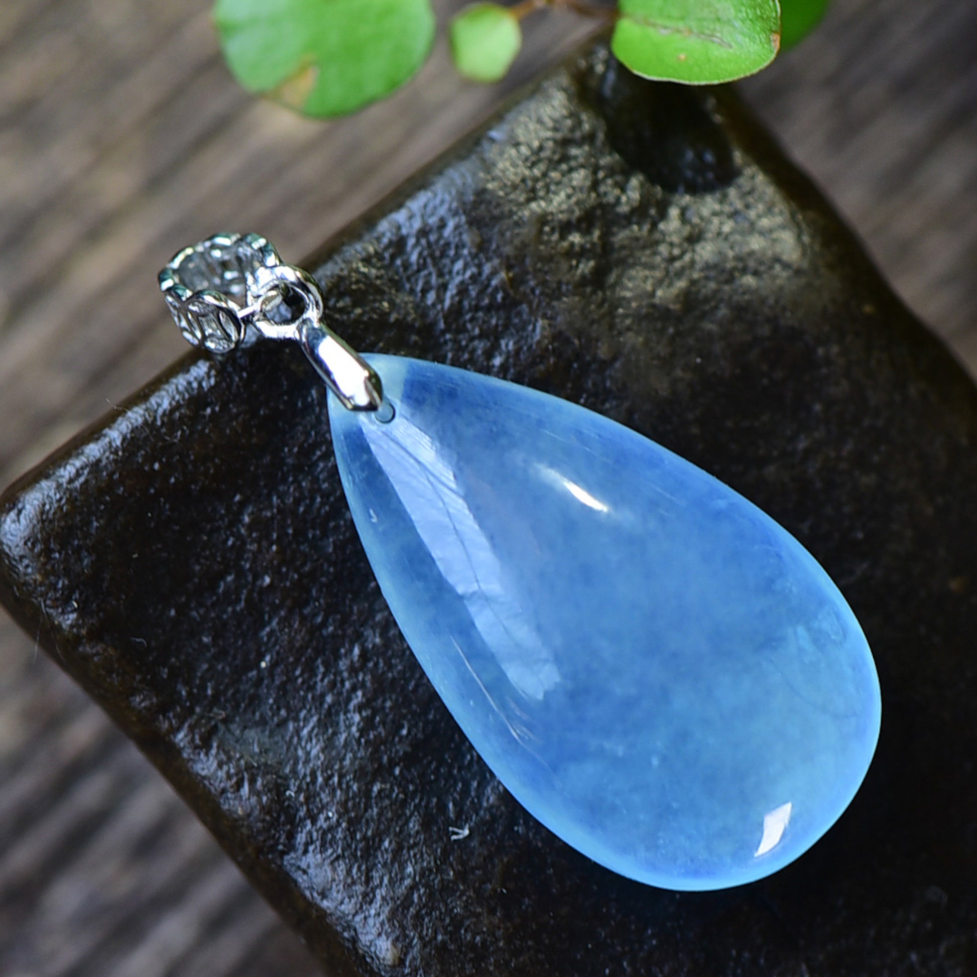 A natural aquamarine necklace from the top